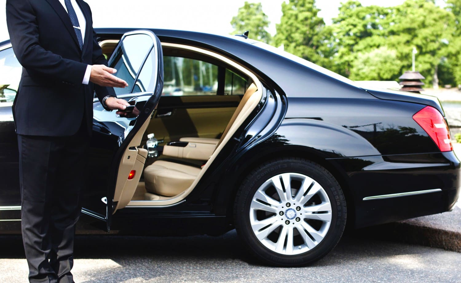Đặt xe sân bay Tân Sơn Nhất – Dịch vụ vận chuyển uy tín, chuyên nghiệp của Thuê Xe Huy Đạt